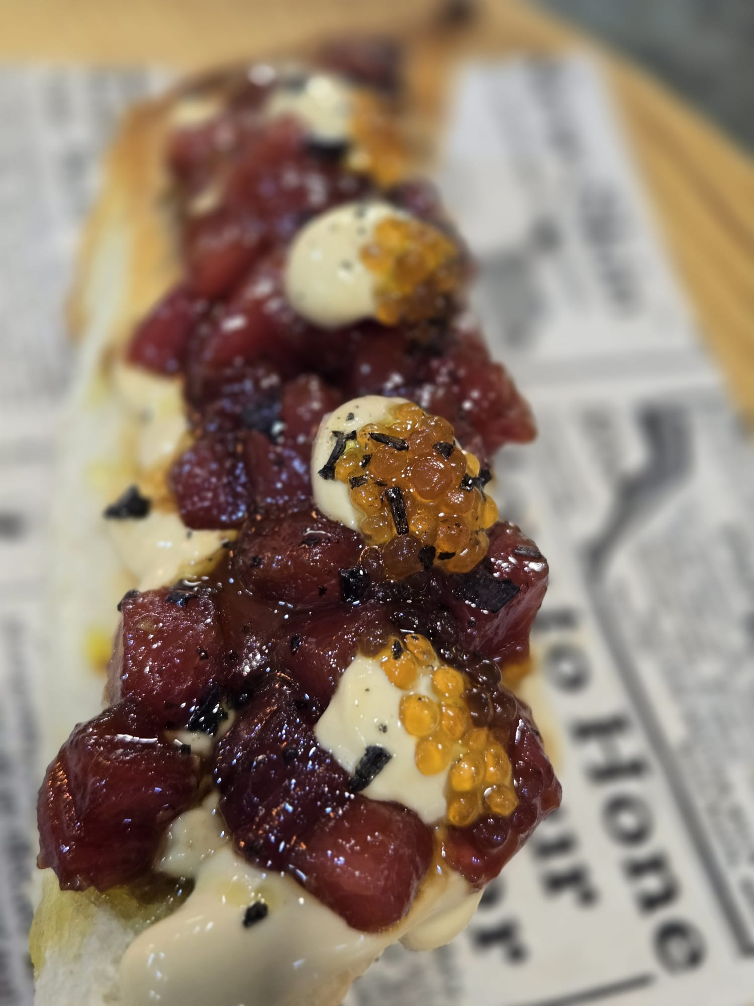 Tosta de tartar de atún rojo con perlas de aceite de oliva y brotes frescos