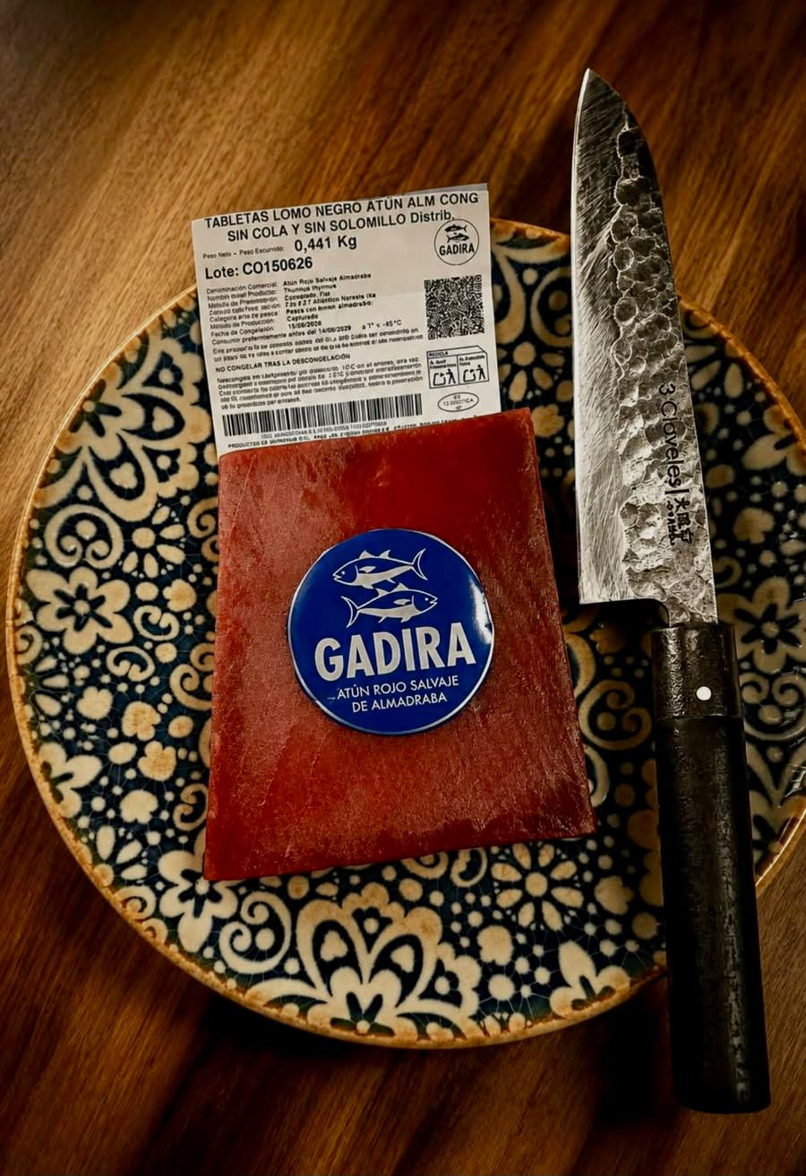 Lomo de atún rojo salvaje de almadraba Gadira junto al cuchillo del cocinero antes del corte